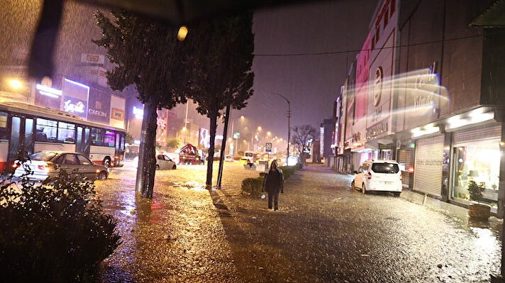 Meteoroloji Genel Müdürlüğü’nden İzmir için yapılan gök gürültülü sağanak yağış uyarısının ardından, kent genelinde etkili olan sağanak, hayatı olumsuz etkiledi.
