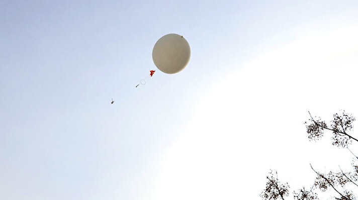 Meteoroloji Genel Müdürlüğünün, Ankara, Isparta, Samsun, İstanbul, İzmir, Adana, Diyarbakır, Erzurum ve Kayseri'deki istasyonlarından günde 18 balon gökyüzüne bırakılarak basınç, sıcaklık, nem ve rüzgar bilgileri alınıyor.
