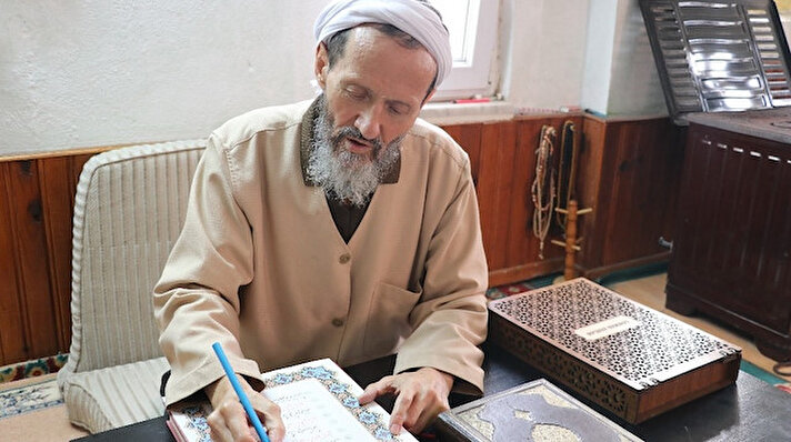 Körfez ilçesinde yaşayan Lokman Arslan (69), emekli olduktan sonra kendisini Kur’an-ı Kerim’i okumaya, anlamaya ve yazmaya adadı. Emekli olduktan sonra ibadethaneye çevirdiği evinin bodrum katında zamanının çoğunu geçiren Arslan, el yazmasıyla toplamda 8 adet Kur’an-ı Kerim yazdı. Lokman Arslan, 6 ayda tamamladığı 7’nci Kur’an-ı Kerim’i pandemi döneminde fedakarca çalışan sağlık çalışanları ve Sağlık Bakanı Fahrettin Koca, 8.’sini ise Cumhurbaşkanı Recep Tayyip Erdoğan’a hediye etmek için hazırladı. Her gün haberlerde Bakan Koca’nın açıklamaları takip ederek hüzünlenen Arslan, hazırladığı Kur’an-ı Kerim’i ciltleyip, ulaştırması için Körfez Belediye Başkanı Şener Söğüt’e teslim etti. Bakan Koca’nın ardından, Cumhurbaşkanı Recep Tayyip Erdoğan’a da el yazmasıyla hazırladığı 8’inci Kur’an-ı Kerim’in ciltlendikten sonra teslimini yapacak.