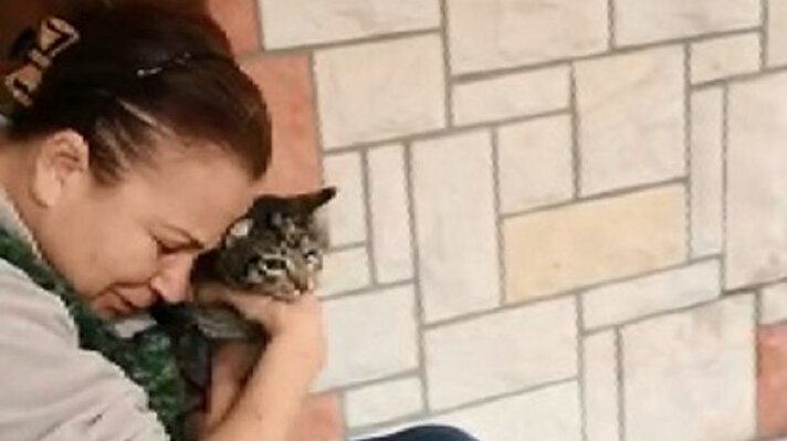 Kente bağlı Tuzla ilçesindeki bir sitede 25 sokak kedisini besleyen Zahide Yaşat (60), sabah saatlerinde içlerinden birinin rahatsızlandığını fark edip, veterinere götürdü. 
