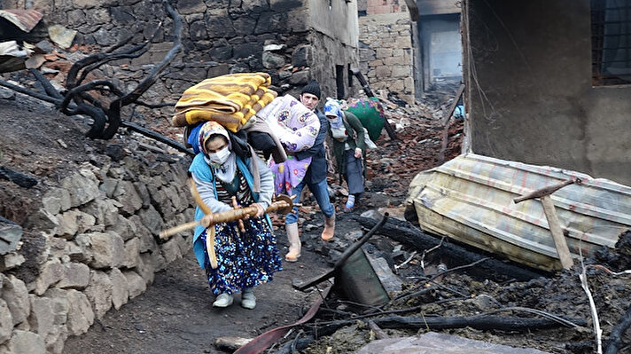Trabzon’un Araklı ilçesi Taşgeçit Mahallesi’nde, bir evde başlayan yangın, rüzgarın da etkisiyle yayılarak bitişikteki evlere sıçradı. 