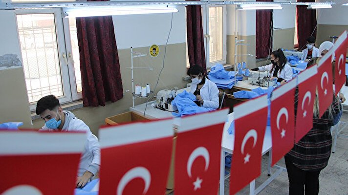 Bismil'deki Atatürk Mesleki ve Teknik Anadolu Lisesi’nde, SODES projesi kapsamında, Karacadağ Kalkınma Ajansı ve Bismil Belediyesi’nin eş finansman desteğiyle 22 öğrenci, koronavirüsle mücadele eden sağlıkçılara koruyucu kıyafet üretimine başladı. 