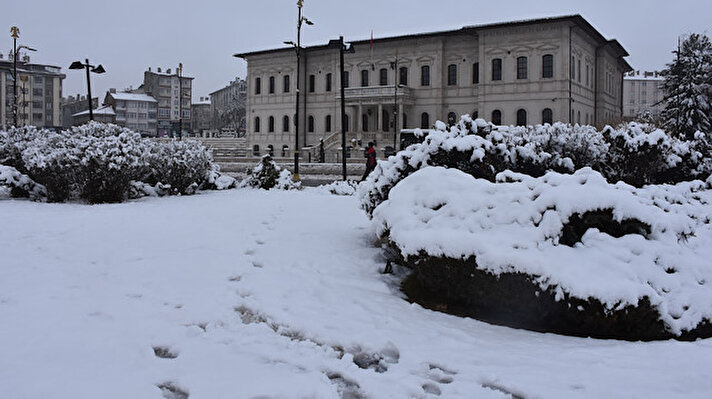 Uzun süre mevsim normalleri üzerinde hava sıcaklığının görüldüğü Sivas'ta, dün akşam saatlerinde kar yağışı başladı. Kentin tamamı, beyaz örtüyle kaplandı. 