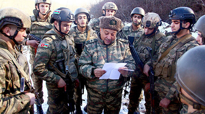 Azerbaycan Savunma Bakanlığı yetkilileri, öğrencilerin mektup ve hediyelerini Azerbaycan askerlerine ulaştırdı.
