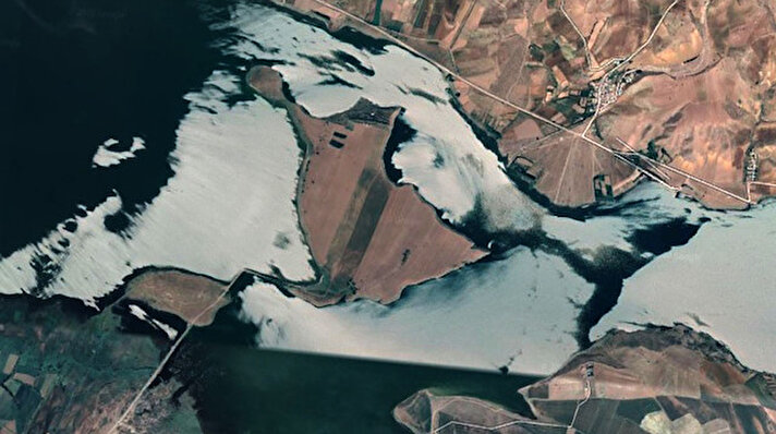 Sivas Suşehri'nde Devlet Su İşleri'nce (DSİ) 2005 yılında Kelkit Çayı üzerine kurulan Kılıçkaya Barajı’yla birçok arazi, sular altında kaldı. Baraj gölünün oluştuğu bölgede rakımı yüksek olan 1000 dönümlük bölge ise çevresinin sularla kaplanmasıyla ada haline dönüştü. O dönem ada, DSİ tarafından ihale usulü satışa çıkarıldı. İhaleye ortaklarıyla giren Sivaslı iş insanlarından İsmail Karabiber, kendisi dahil 6 ortak olarak adayı satın aldı.