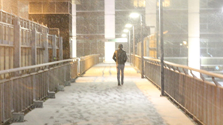 Meteoroloji Genel Müdürlüğü'nün yaptığı yoğun kar uyarısının ardından günün ilk saatlerinde etkisini gösteren kar yağışı, sabahın ilk ışıklarıyla birlikte tüm İstanbul'da etkisini gösterdi.