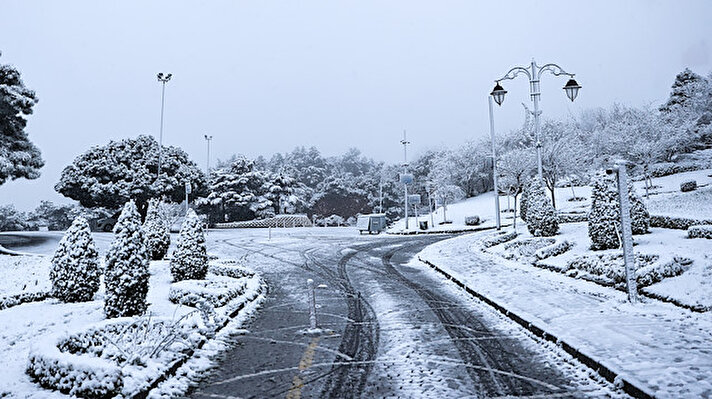 Meteorolojinin günler öncesinden yaptığı uyarıların ardından, kar yağışı İstanbul'da etkili olmaya başladı. 