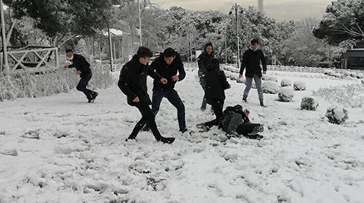 Uzun süredir beklenen kar yağışı dün itibariyle İstanbul'da etkili olmaya başladı. Karı özleyen vatandaşlar, hafta sonu sokağa çıkma kısıtlaması öncesi kartopu oynamak ve kar manzarasına karşı fotoğraf çekilmek için İstanbul'un yüksek kesimlerine gitti. 
