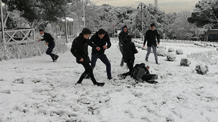 Uzun süredir beklenen kar yağışı dün itibariyle İstanbul'da etkili olmaya başladı. Karı özleyen vatandaşlar, hafta sonu sokağa çıkma kısıtlaması öncesi kartopu oynamak ve kar manzarasına karşı fotoğraf çekilmek için İstanbul'un yüksek kesimlerine gitti.