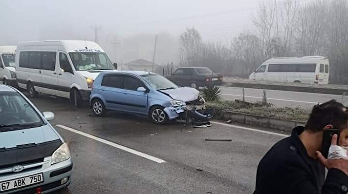 Sabah saatlerinde meydana gelen kazada Bartın’dan Zonguldak yönüne seyir halinde olan işçi servisi buzlu yolda sürücüsünün kontrolünden çıkarak refüje çarptı.