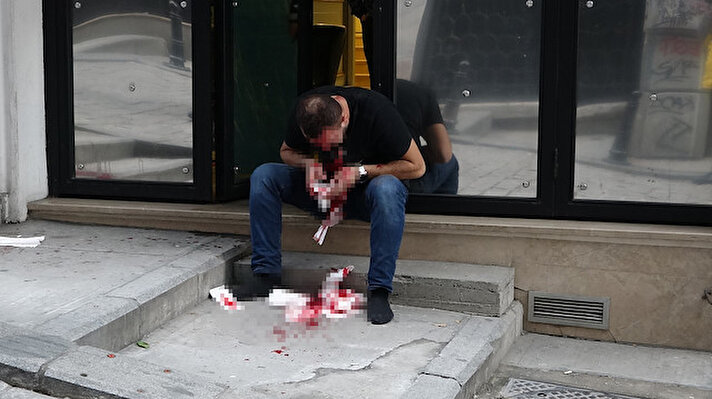Olay dün akşam saat 17.00 sıralarında yaşandı. Yüksek Kaldırım Caddesi üzerinde bulunan otelde kalan Mehmet Emin Ö. elindeki tabancanın ateş alması sonucu başından yaralandı. 