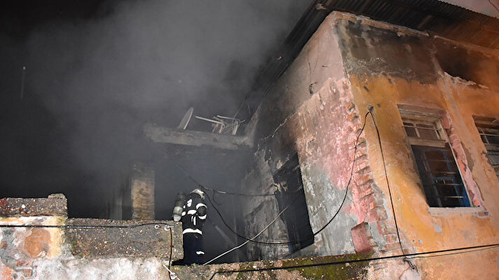 Yangın, gece yarası merkez Seyhan ilçesi Tepebağ Mahallesi 27021 Sokak'ta bulunan iki katlı ahşap ve tuğladan yapılmış metruk binada çıktı. 
