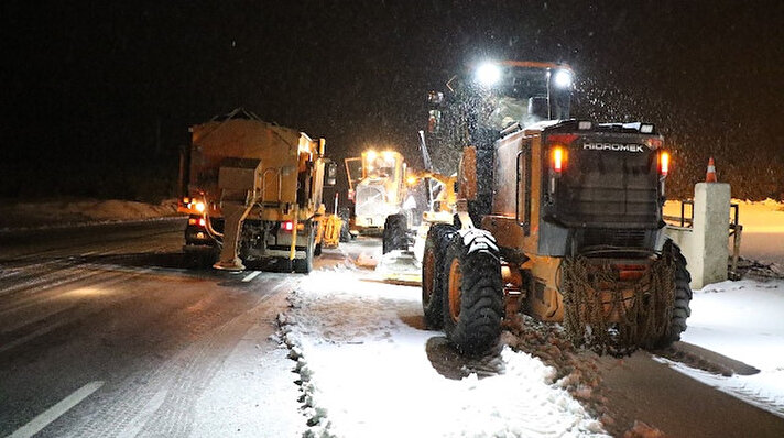 Erzincan kent merkezinde gece saatlerinde başlayan lapa lapa kar yağışı özellikle bu sene kuraklık endişesi taşıyan vatandaşların sevindirdi. Kent beyaz örtüye bürünürken sokağa çıkma kısıtlamasına rağmen site içerisindeki bahçeye çıkan bazı vatandaşlar çocuklarıyla birlikte kartopu oynamanın mutluluğunu yaşadı.