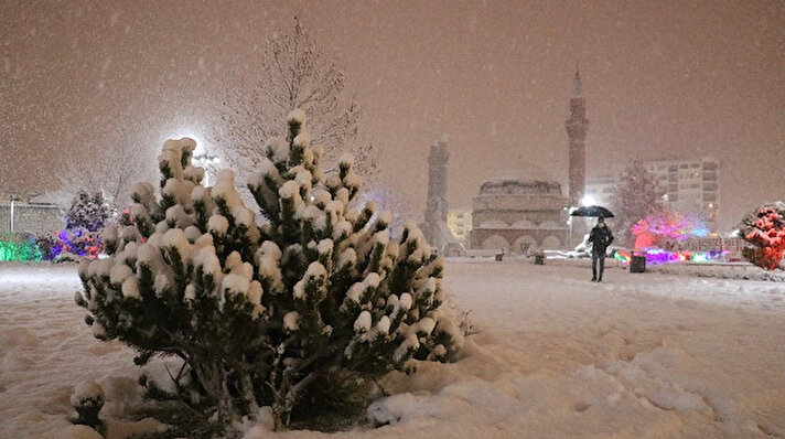 Sivas'ta akşam saatlerinde başlayan kar yağışı ilerleyen saatlerde etkisini arttırdı. 
