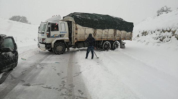 Türkiye’nin birçok bölgesinde etkili olan kar yağışı, Balıkesir’de de öğle saatlerinde başladı.