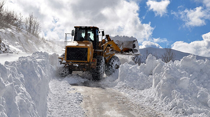 Karla mücadelede ekipleri, kapalı yolların açılması için çalışmalarını sürdürüyor. İlçe belediyeleri de etkili olan yağışın ardından yol ve kaldırımlarda kar temizleme ve tuzlama çalışması yaptı.
