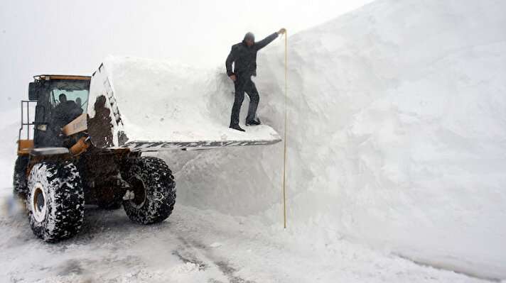 İl Özel İdaresine bağlı "kar kaplanları" olarak adlandırılan ekipler, kar kalınlığın yer yer 5 metreye ulaştığı köy yollarında çalışmalarını sürdürüyor.

