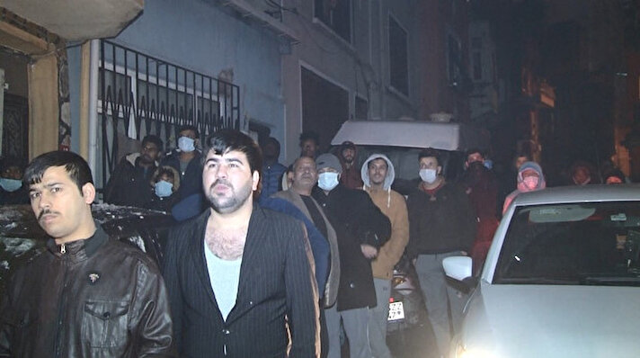 Yangın saat 02.30 sıralarında Beyoğlu Bülbül Mahallesi Kurtuldu Sokak'ta bulunan hurda malzemelerinin bulunduğu iki katlı binada çıktı. 