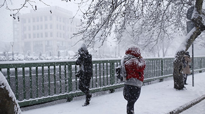 Meteoroloji Genel Müdürlüğünün uyarılarının ardından İstanbul’da kar yağışı etkili oldu.
