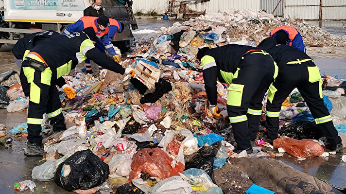Şirinevler Mahallesi'nde yaşayan B.T, dün akşam saatlerinde evdeki çöplerle birlikte içinde 4 tam altın bulunan poşeti, sokaktaki çöp konteynerine yanlışlıkla attı.