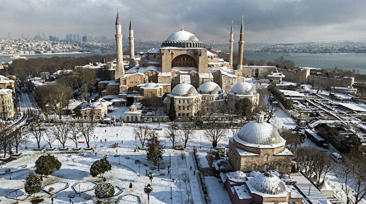 İstanbul’da hafta sonu etkili olan kar yağışı bu sabah şiddetini artırdı. 