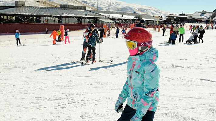 Erciyes Kayak Merkezi'nde sezon bu yıl 15 Aralık'ta açıldı. 