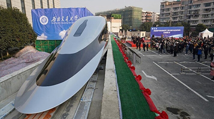 Yeni tip maglev treni  Siçuan eyaletinin Chengdu kentinde halka tanıtıldı.
