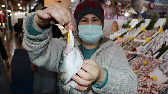 Türkiye’nin her bölgesinde farklı yemek kültürleri öne çıkarken, özellikle denize kıyısı olan kentlerde balık içerikli yemekler çokça tüketiliyor. Zengin besin değeri nedeniyle uzmanlar tarafından en az haftada iki kez tüketilmesi tavsiye edilen balığın satın alınırken, tazeliğine dikkat edilmesi öneriliyor. Balıkta bazı işletmelerin maliyeti düşürmek ve daha fazla kar etmek amacıyla hilelere başvurduğu belirtiliyor.
