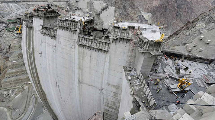 Türkiye sınırları içinde 410 kilometrelik uzunluğa sahip Kuzeydoğu Anadolu'nun en büyük nehirlerinden Çoruh Nehri üzerinde yapımına devam edilen Yusufeli Barajı ve HES projesi inşaatı sürüyor.