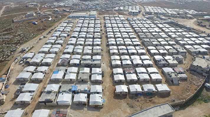Hayırseverlerin desteğiyle Türk sivil toplum kuruluşu tarafından geçen yıl yapımı tamamlanan 700 briket ev, çadırlarda zorlu şartlarda hayat mücadelesi veren Suriyelilere teslim edilirken, yeni evlerin inşası sürüyor. 