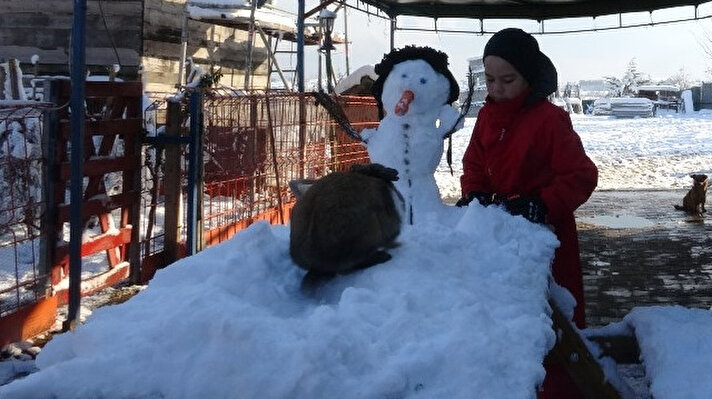 İstanbul'a karın gelmesiyle vatandaş kartopu oynayarak ve kardan adam yaparak karın tadını çıkardı. Esat Başman da kardan adam yaparak eğlendi. 
