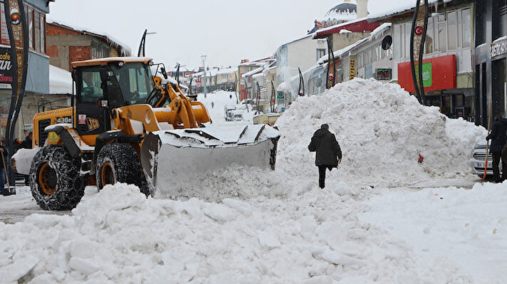 Bingöl ve çevresinde yaklaşık bir haftadır etkili olan kar yağışı nedeniyle Karlıova ilçesinde kar kalınlığı 1 metreyi geçti. Özellikle çarşı merkezinde hayatı olumsuz etkileyen bu durum karşısında belediye ekipleri kar küreme ve tuzlama işlemi yaparken, biriken karlar da ilçe dışına taşınıyor. Dünden beri etkisini artıran kar yağışı nedeniyle günde 60 kamyon kar, ilçe dışına aktarılmaya başladı. Bir hafta içerisinde yaklaşık 200 kamyon kar ilçe dışına taşındı. 
