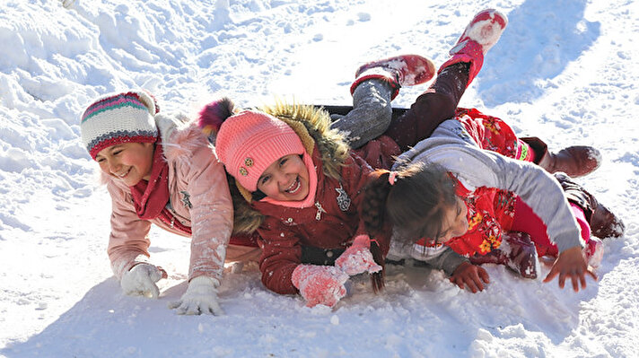 Malatya'da iki gün etkisini sürdüren kar yağışının ardından yaşları 4-12 arasında değişen çocuklar, Baytarbağı Mahallesi'ndeki bahçe yollarını kayak pisti haline getirdi.

