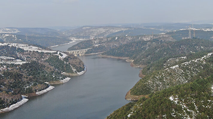 İstanbul’da kuraklık nedeniyle barajlardaki doluluk oranı yüzde 19.16'ya kadar düşmüştü. Ancak önce yağmurların başlaması ardından etkili olan kar yağışlarıyla birlikte barajlardaki su seviyeleri artmaya başladı. 