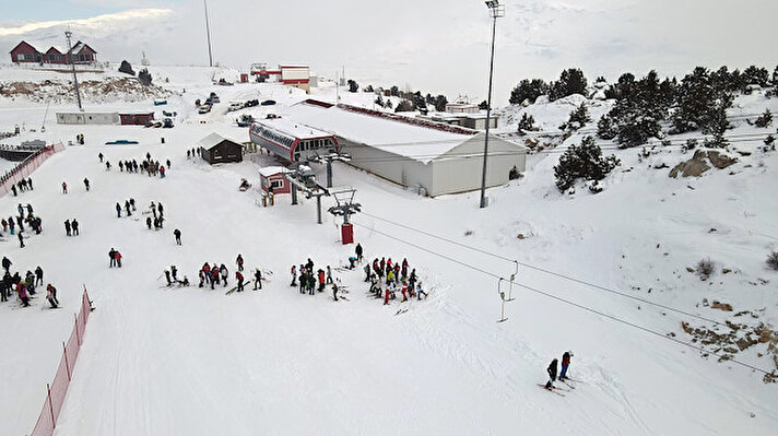 Ergan Dağı'nda 8 yıl önce hizmete açılan ve yeni olmasına rağmen her yıl yurt içi ile yurt dışından binlerce kayakseveri ağırlayan merkez, doğasıyla da ziyaretçilerine eşsiz güzellikte kayak imkanı sunuyor.