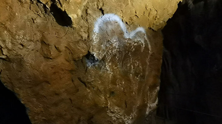 İnegöl ilçesinde, 3 milyon yıllık olduğu belirtilen Oylat Mağarası’nın duvarlarına kimliği belirsiz kişilerce sprey boyalarla yazılar yazıldı. Özellikle yabancı turistlerin ziyaret ettiği 700 metre uzunluğu, 93 metre yüksekliğe sahip mağaranın duvarlarının yazı tahtasına çevrilmesi, tepkiye yol açtı. Bölge sakinleri ve ziyaretçiler, yazı yazan kişilerin bulunup, cezalandırılmasını istedi.