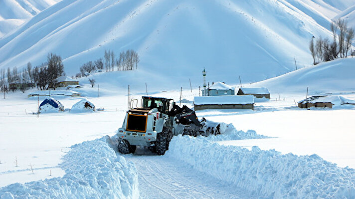 Yüksekova ve çevresinde etkili olan kar yağışının durmasından sonra karla mücadele ekipleri, kapalı köy ve mezra yollarının açılması için yoğun çalışma başlattı. 