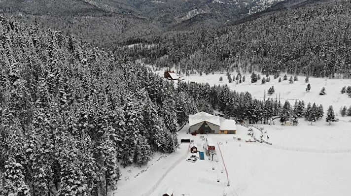 Türkiye’nin önemli kış turizm merkezlerinden olan Ilgaz Dağı’nda kar yağışının ardından kartpostallık görüntüler ortaya çıktı.
