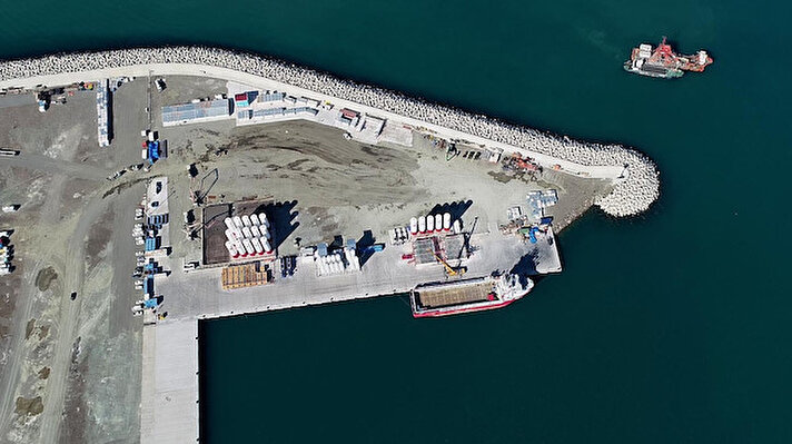 İnşaatına 2016 yılında başlanılan ve üst yapısı tamamlanmak üzere olan Filyos Limanı, Türkiye'nin 3'üncü büyük limanı olarak uluslararası ticarette önemli rol alacak. Aynı bölgedeki Filyos Endüstri Bölgesi'nde kurulması planlanan sanayi kuruluşlarına da hizmet edecek limanda, TPAO Karadeniz'deki doğalgaz arama çalışmalarını yönettiği merkez kurdu. TPAO'nın kurduğu merkezden, Fatih Sondaj Gemisi'nin lojistik ihtiyaçları karşılanıyor. Yakın zamanda Karadeniz'deki doğalgaz arama çalışmalarına katılacak Kanuni Sondaj Gemisi de Filyos Limanı'nda son hazırlıklarını sürdürüyor. Filyos Endüstri Bölgesi'nin yaklaşık yüzde 40’ı da Türkiye Petrolleri Anonim Ortaklığı’na tahsis edildi. Karadeniz'den çıkan doğalgaz, Filyos Limanı'ndan karaya çıkarılarak halkın hizmetine sunulacak.