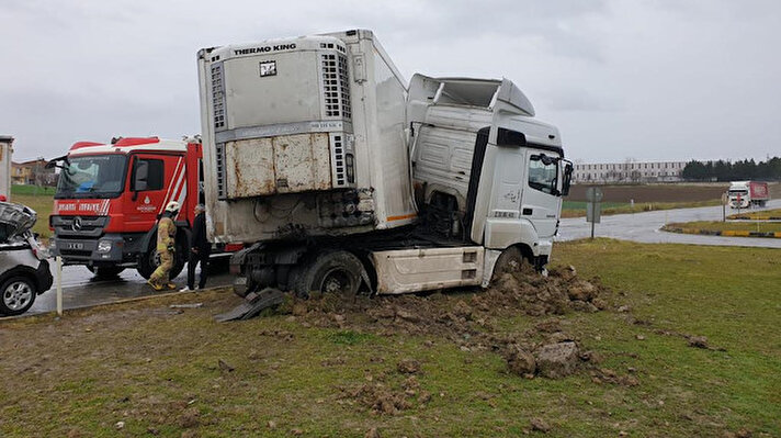 Kaza, Silivri'deki Değirmenköy Mahallesi D -100 Karayolu'nda meydana geldi. 31 RU 421 plakalı TIR ile 34 KJ 2539 plakalı hafif ticari araç çarpıştı. 