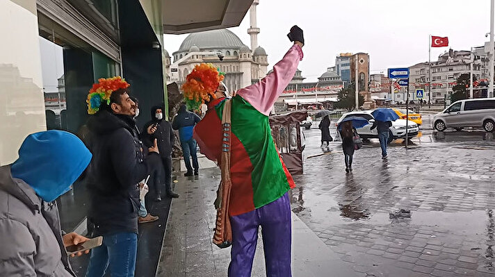 Amatör tiyatrocu olduklarını iddia eden kostümlü 5 kişi Taksim Meydanı'nda dolaşan turistlerle fotoğraf çekilme karşılığında ortalama 10'ar dolar para toplamaya başladı.