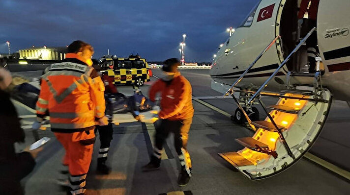 Almanya’nın Hamburg kentine 26 Ekim 2020’de kızını ziyarete gelen 75 yaşındaki Nuran Kürkçü, rahatsızlanarak hastaneye kaldırıldı. Nuran Kürkçü’nün kızı, annesinin yanlış tedavi kurbanı olduğunu ifade ederken Sağlık Bakanlığı’nın gönderdiği ambulans uçakla Türkiye’ye döndü. İddiaya göre, her 2-3 senede bir kızını ziyarete gelen Nuran Kürkçü, 31 Ekim akşamı küçük beyincik kanaması geçirdiği için acilen Asklepious Altona Hastane’sine kaldırılarak ameliyata alındı. Ameliyatın çok başarılı geçtiğini belirten Nuran Kürkçü’nün kızı Tülin Kürkçü, daha sonra annesinin yanlış tedavi sonucu yatalak olduğunu ve Türkiye’nin girişimleri ile ambulans uçakla Türkiye’ye gönderilmesi sürecini anlattı.