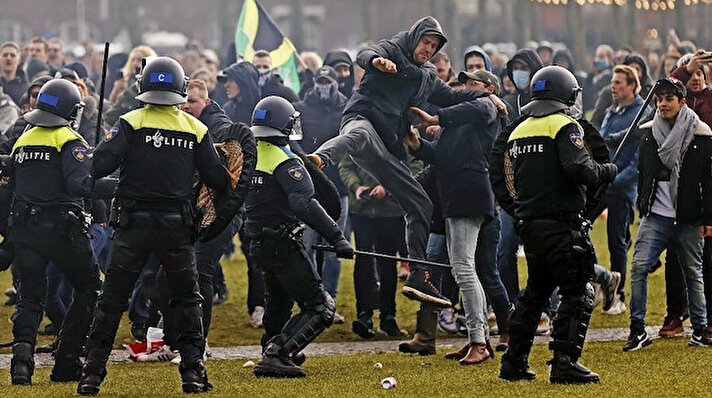 Hollanda’da yeni tip korona virüsün (Covid-19) yayılmasını önlemek amacıyla alınan tedbirlere yönelik ülke genelinde gerçekleştirilen protestolar şiddet olaylarına dönüştü. Akşam saatlerinde başlayarak gece boyunca süren gösterilerde protestocular kapsamında Rotterdam’da Belediye Başkanı tarafından acil durum ilan edildi, ancak göstericiler geri adım atmadı. 