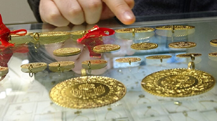 Altın fiyatlarındaki yükselmeden dolayı insanların borç aldıkları altınları anlaşarak geri ödediğini söyleyen Mustafa Zağlı, “2020 yılında en çok satılan altın etüdünde çeyrek ve gram altın gitti. Malum altın fiyatlarının yüksek oluşu, toplumu biraz daha gram altına sevk etti...