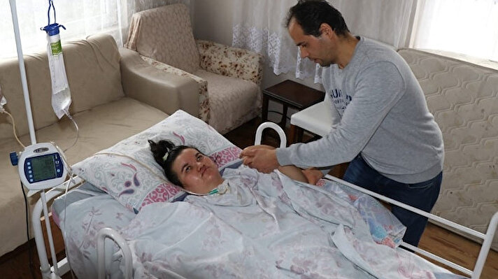 Zonguldak’ın Kozlu ilçesinde 8 ay önce doğuma giren 33 yaşındaki Zehra Kıyar’ın solunum sıkıntısı dolayısıyla kalbi durdu. Doktorlar tarafından acil olarak sezaryene alınan Kıyar, yoğun çabası sonrası hayatı döndürüldü. Anne Meryem adı verilen bebeği tedavi altına alındı. Yapılan tedavi sonrası Meryem bebek sağlığına kavuşurken anne Zehra’nın ise oksijen gitmemesi sebebiyle beyninde hasar meydana geldi. Yatağa bağımlı yaşayan ve tepki veremeyen Zehra Kıyar’ın tüm ihtiyaçlarını ise eşi Hüseyin Kıyar gidermeye çalışıyor. Eşi Zehra Kıyar için ücretsiz izne ayrılan Hüseyin Kıyar, eşinin tedavisi için yetkililerden yardım istedi.
