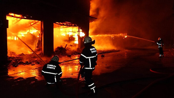 Yangın, Samsun’un Tekkeköy ilçesi 19 Mayıs Sanayi Sitesi’nde saat 04.30 sıralarında meydana geldi. 