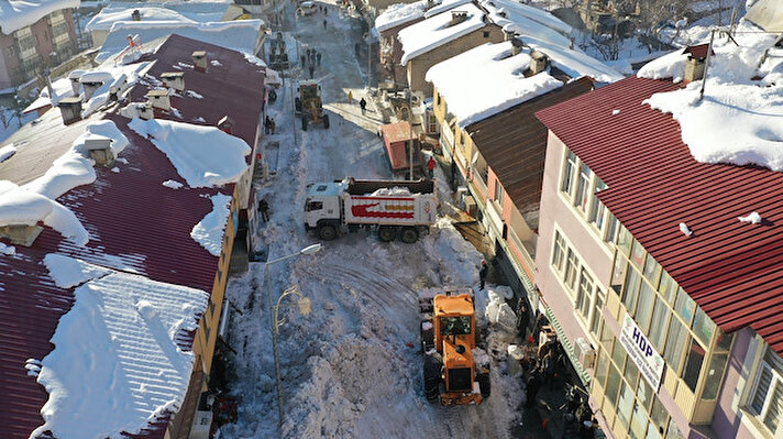 Beytüşşebap ilçesinde geçen hafta boyunca etkili olan kar yağışı sonrası çarşı merkezi ve ara sokaklarda biriken kar yığınlarının boyu, çatıların da temizlenmesiyle 2 metreye yaklaştı. 
