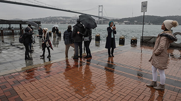 Kentin en uğrak noktalarından olan Ortaköy, yağmura aldırış etmeyen turistleri ağırladı.