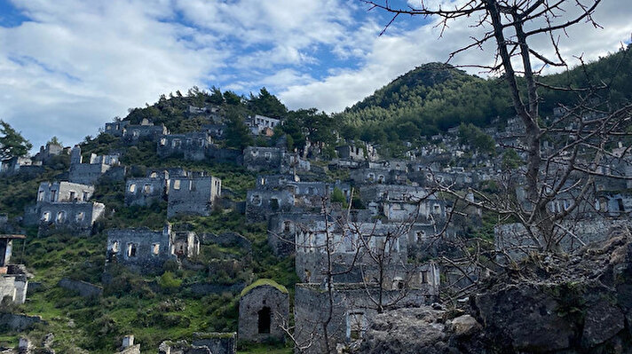 Muğla’nın turistik ilçelerinden Fethiye’de, ilk yerleşimi 19'uncu yüzyılın başlarına kadar uzanan ve 1923 yılındaki mübadelede Rumlar tarafından boşaltıldığı için 'hayalet köy' olarak anılmaya başlanan Kayaköy, görenleri kendisine hayran bırakıyor. Her biri ortalama 50 metrekare büyüklüğünde yaklaşık 3 bin 500 taş ev ile 2 Yunan Ortodoks kilisesi ve şapellerin bulunduğu köy, göz alıcı tarihi dokusuyla da ilgi çekiyor. Bir tepenin yamacında kurulu olan ve birbirlerinin ışığı ve manzarasını engellemeyen Kayaköy'ün taş evleri, temiz hava ve doğanın yeşil dokusuyla bir bütünlük oluşturuyor.