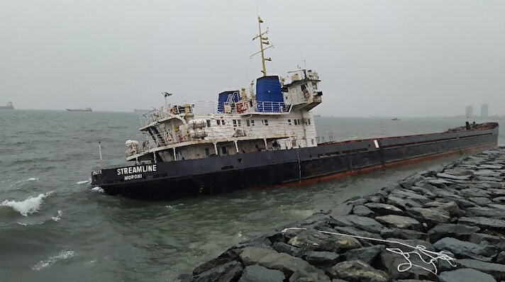Zeytinburnu açıklarında hacizden dolayı demirli olan gemi, dün öğle saatlerinde şiddetli fırtına nedeniyle içerisinde bulunan 2 personel ile birlikte karaya oturmuştu. 